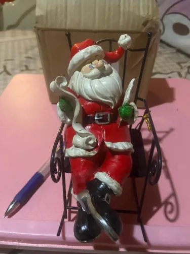 Papei Noel em resina na cadeira de embalo metal