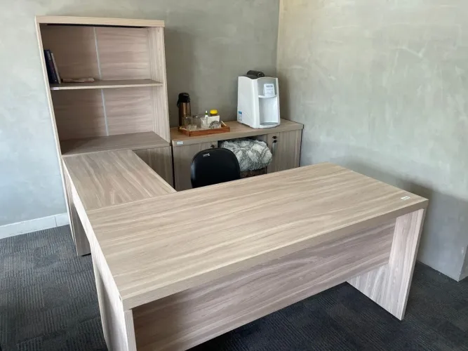 Mesa e Armários de Escritório em L Amadeirado