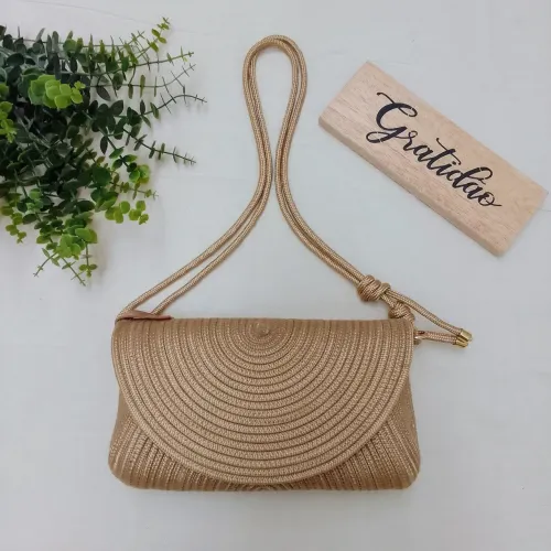 Bolsa de ombro dourada artesanal