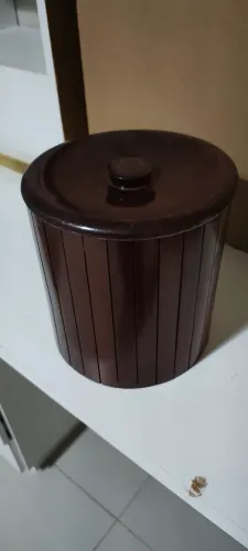 Pequena Papeleira ripada em madeira nobre com tampa maciça