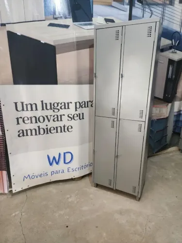 Roupeiro em aço de 4 portas grandes