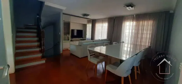 Sobrado no Condomínio Villa das Flores, no Horto do Ipê, com 4 quartos, 220m², 2 Vagas.