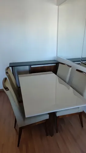 Vendo mesa completa com 4 cadeiras.