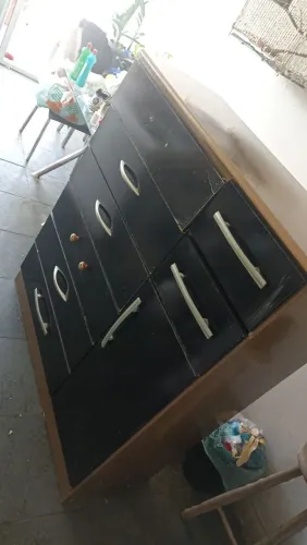 Cômoda marron e preta e gavetas  