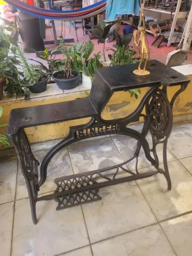 Pé de maquina de costura profissional antigo,leia: