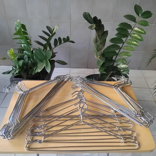 Cabides de aço inox.