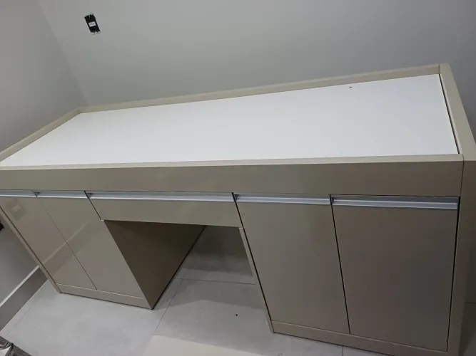 Maca com armários e gaveta