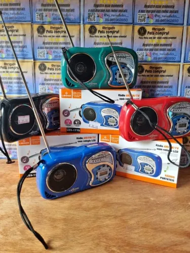 Rádio portátil AM/FM caixinha de som A pilha.