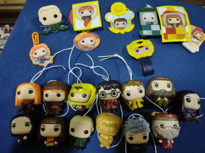 Coleção com 20 itens do Harry Potter da Kinder versão importada quadribol