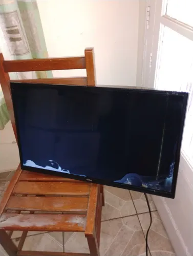 TV Philco LED 32 Polegadas Modelo PTV32G50D com tela danificada