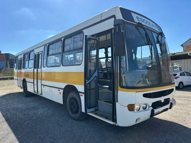 Ônibus urbano Mercedes escolar