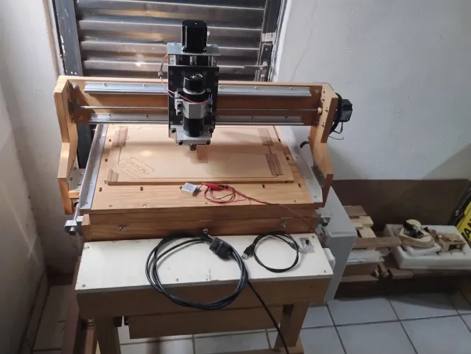 Máquina para entalhe em madeira. Router CNC