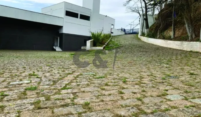 Galpão industrial com 2.400m² para Alugar no Centro de Cotia/SP