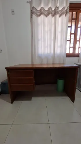 Mesa escrivaninha de madeira cerejeira excelente estado de conservação com chave