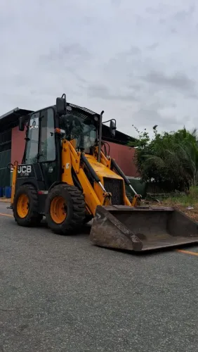 Mini retroescavadeira JCB 1CX cabinada 