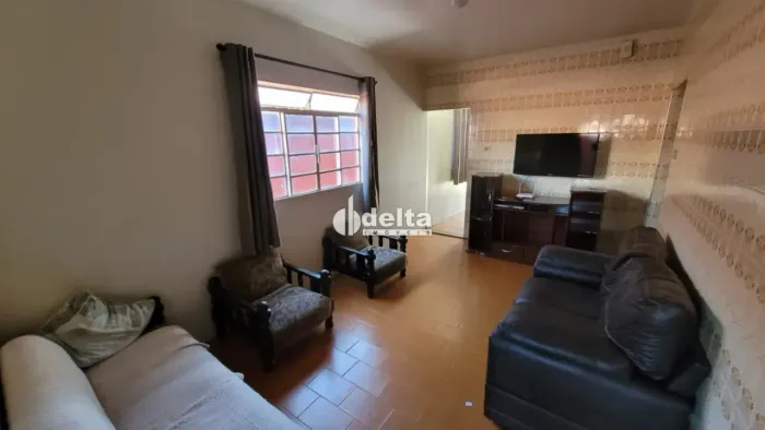 Casa com 5 quartos disponível para venda no bairro Brasil em Uberlândia-MG