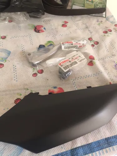 Aba esquerda tanque fz 25, manete e peso do guidão.