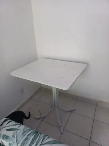 MESA COM TAMPO DE MÁRMORE E PÉS DE FERRO