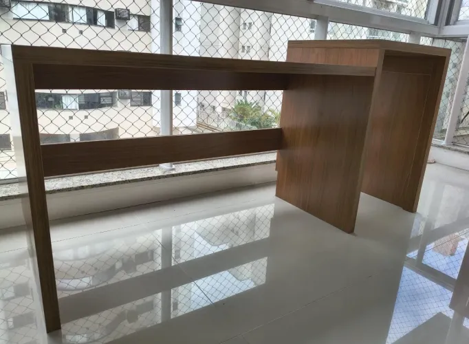 Mesa escritório com espaço para embutir frigobar Brastemp retrô 