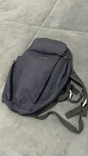 mochila de trilha Quechua Arpenaz de 10 litros em azul marinho