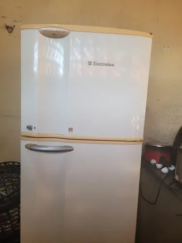Geladeira para retirar peças. 