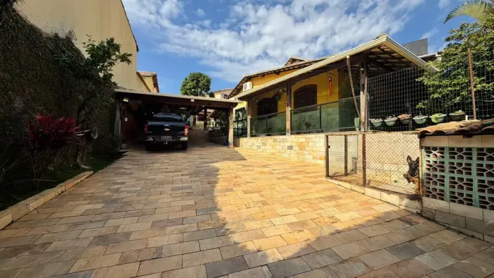 CASA LINEAR DE LUXO EM LOTE INTEIRO COM 03 QUARTOS, SUÍTE, 6 VAGAS NO COPACABANA