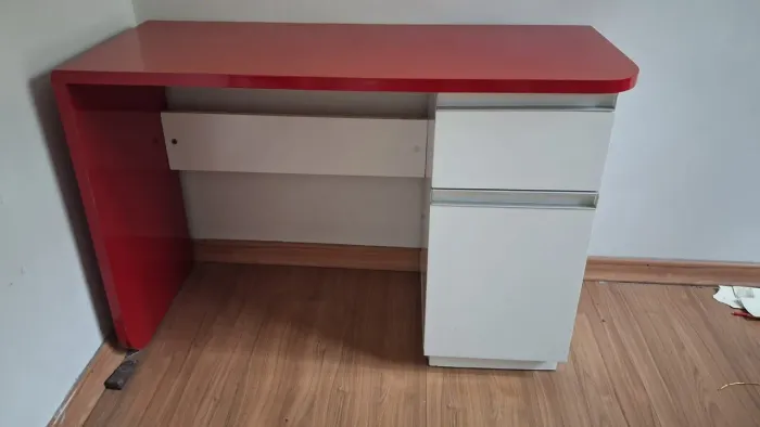 Escrivaninha com gaveta e porta para Estudo