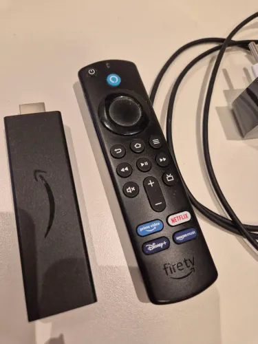 Amazon Fire TV Stick com Controle Remoto, Fonte e Cabo USB - Completo