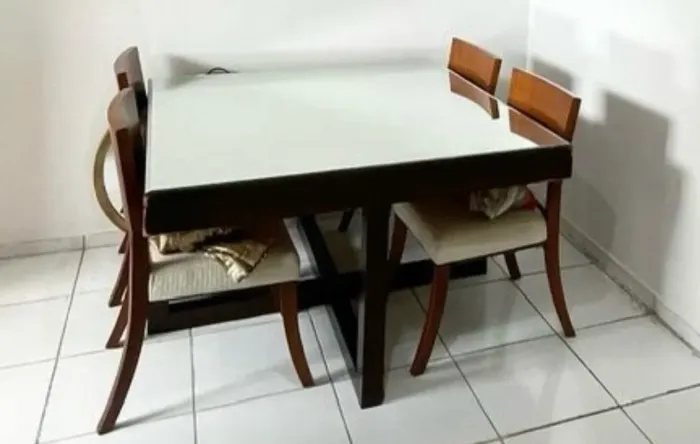 Mesa de madeira com espelho