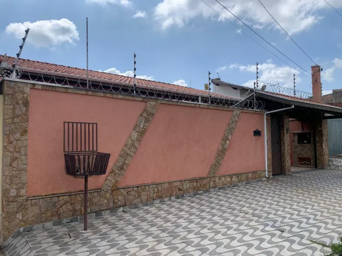 Casa para locação 250m² com edícula e churrasqueira Bairro Parque Aeroporto