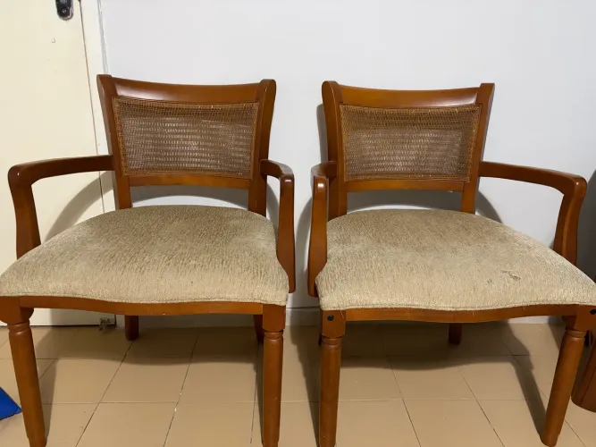 Cadeiras de madeira em excelente estado