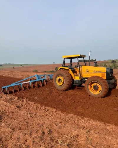 TRATOR AGRÍCOLA 