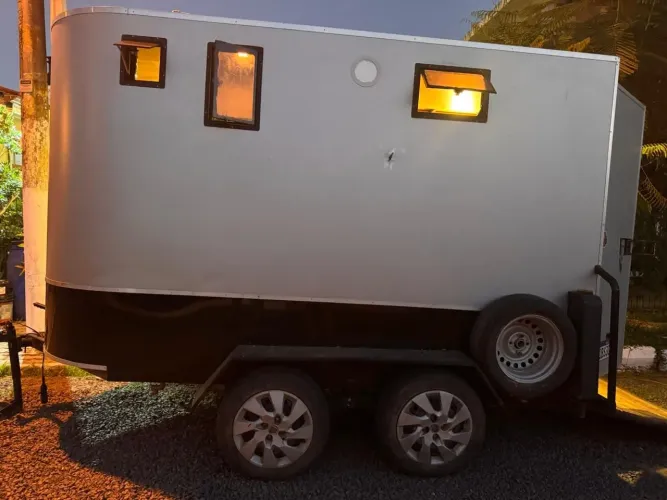 Reboque trailer para dois cavalos