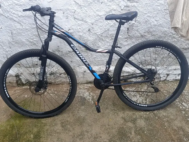 Bicicleta MTB Cairu Bella Aro 29 preta com freios a disco e 21 marchas.