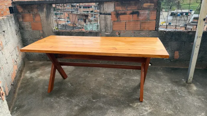 Mesa maciça sobre encomendas