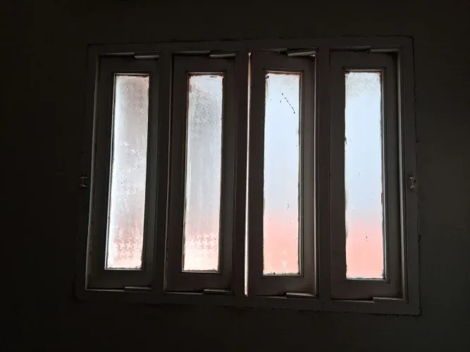 Vendo duas janelas pivoltantes de madeira com vidro.
