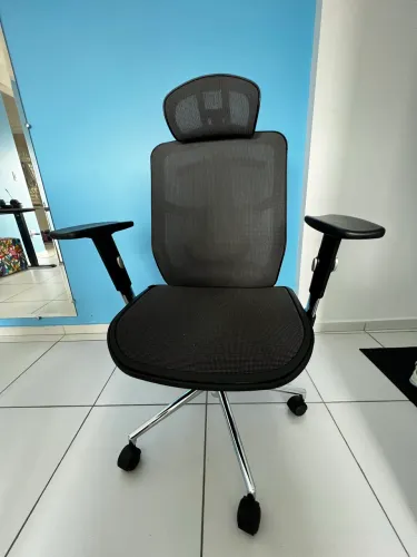 Cadeira de Escritório Comfy ErgoPro Preta Tela Mesh Cinza, Braço e Assento Ajustáveis 