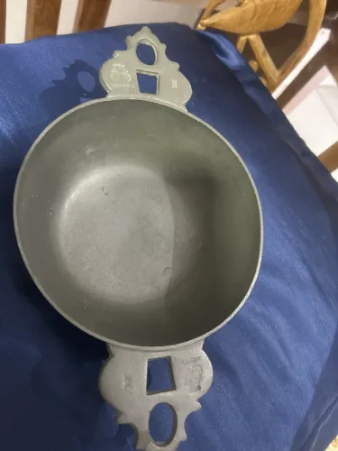 Bowl com asas de estanho com pegadores , alça 25cm