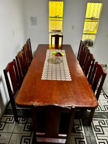 Mesa de madeira maciça, 10 lugares.
