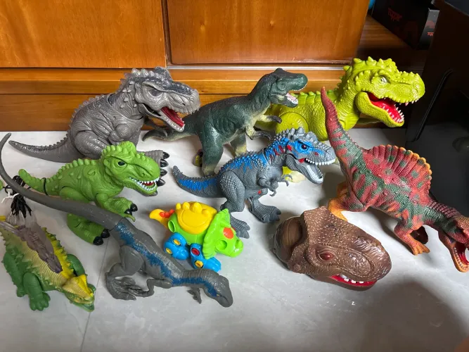 10 dinossauros semi novos ,alguns movimentam com pilhas .Tudo por 290 reais .