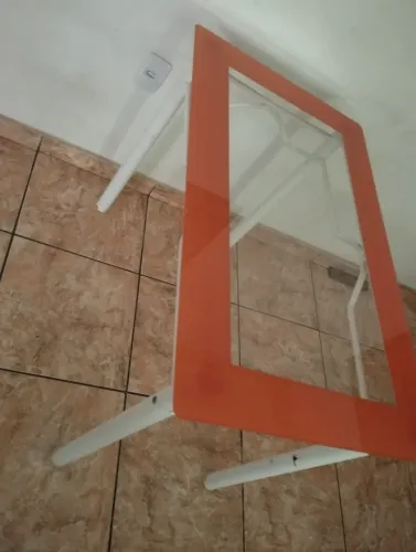 Mesa de ferro com tampa de vidro
