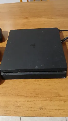 PS4 Slim+ três controles+ cabo de alimentação(fonte)