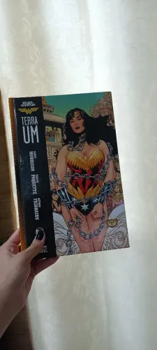 Mulher-Maravilha: Terra Um - Graphic Novel (DC Comics)