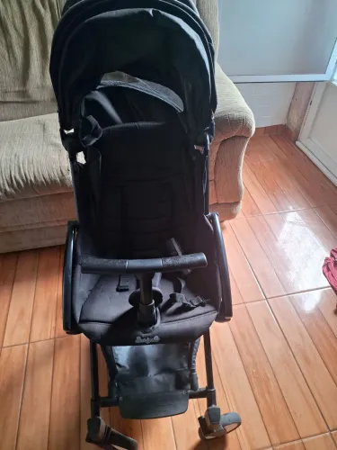 Carrinho de Bebê Burigotto Preto - Semi-novo - Abre fácil
