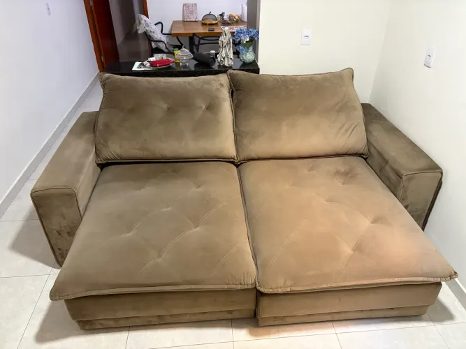 Sofá retrátil grande novo confortável
