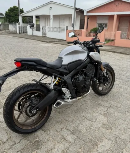 Honda CB 650R em raro estado de conservação 