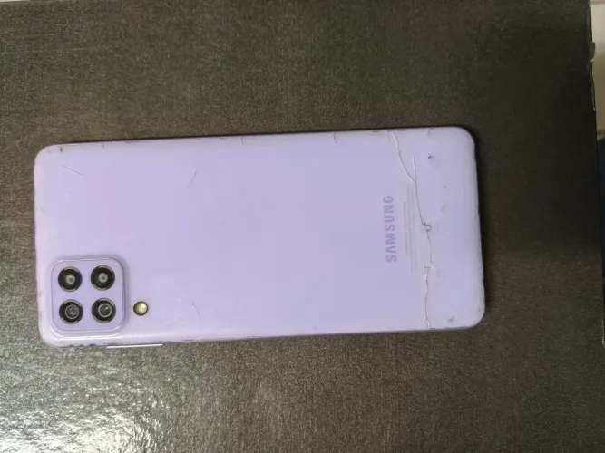 Vendo celular a22. 4 de ram e 128 Gb. Vai com carregador e a caixa dele.
