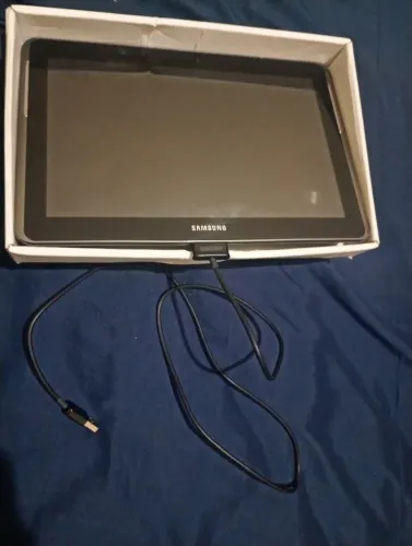 O Samsung Galaxy Tab 2 10.1 (GT-P5100) é um tablet antigo lançado em 2012, com tela de 10,