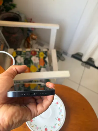 iPhone 13, praticamente novo