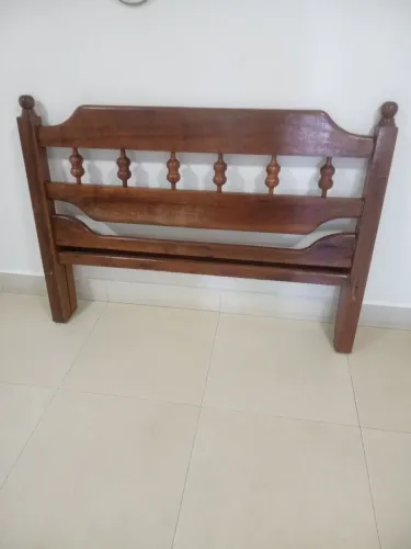 Cama de casal de madeira.